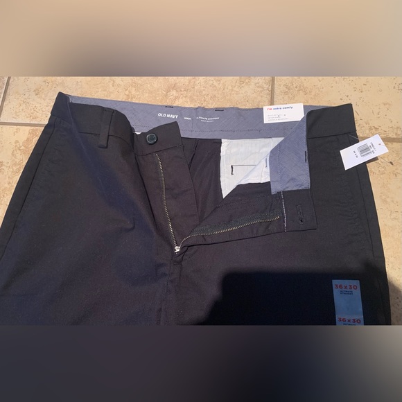 Old Navy Ultimate Straight Built-In Flex Chino Pant - Picture 4 of 7